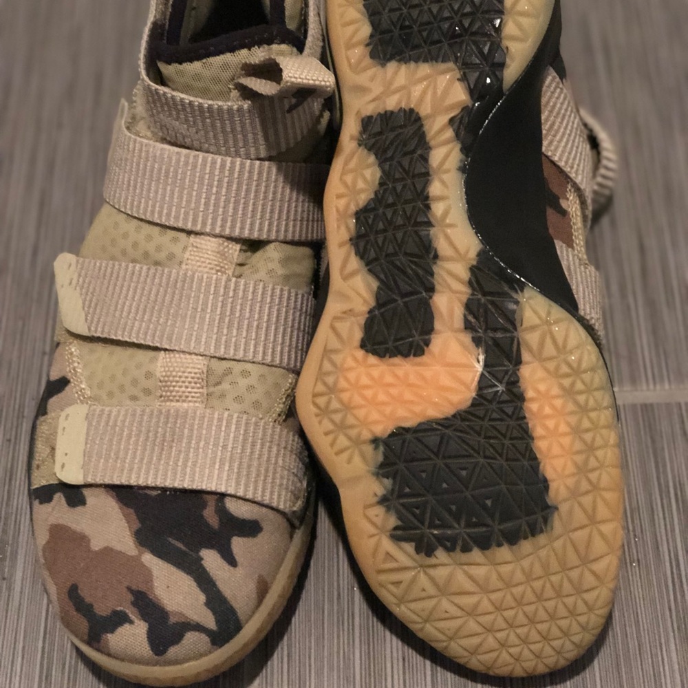 Lebron james soldiers 11 , size 9.5 , like new